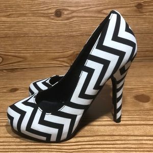 Michael Antonio Geometric Print Heels Size 5